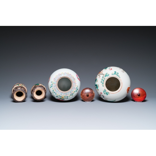 49 - A varied collection of Chinese famille rose and qianjiang cai porcelain, 19/20th C.Dia.: 34,5 cm (th... 