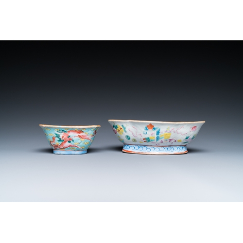 49 - A varied collection of Chinese famille rose and qianjiang cai porcelain, 19/20th C.Dia.: 34,5 cm (th... 