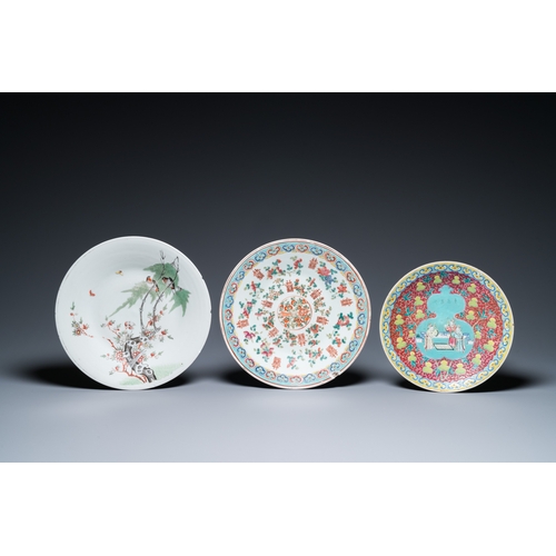 49 - A varied collection of Chinese famille rose and qianjiang cai porcelain, 19/20th C.Dia.: 34,5 cm (th... 