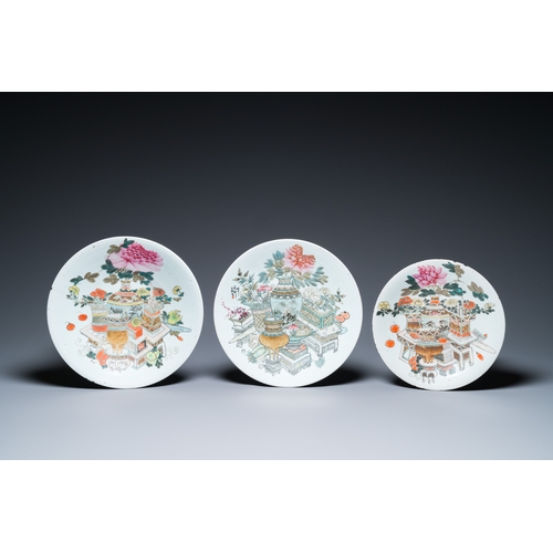 49 - A varied collection of Chinese famille rose and qianjiang cai porcelain, 19/20th C.Dia.: 34,5 cm (th... 