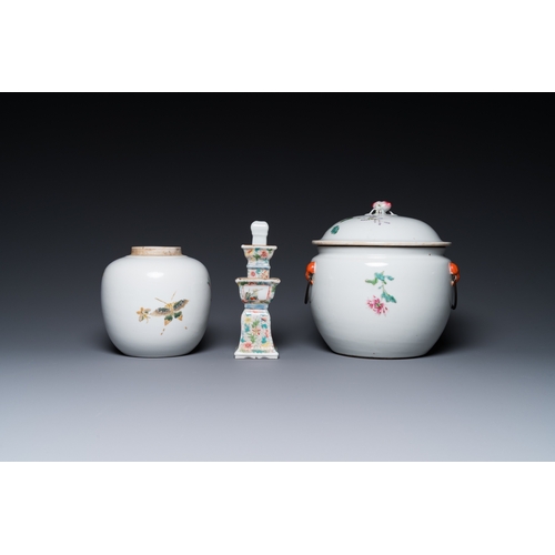 50 - Four Chinese famille rose wares and three with coral-red-ground, 19/20th C.H.: 19,5 cm (the jar and ... 