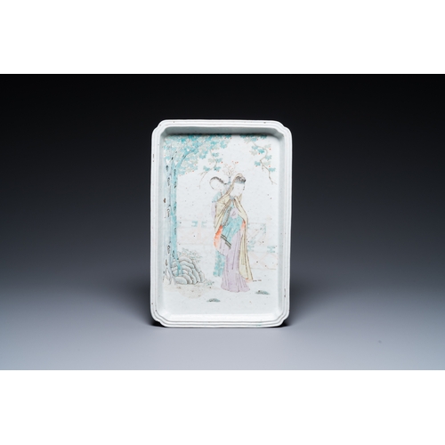 51 - A varied collection of Chinese famille rose and qianjiang cai porcelain, 19th/20th C.Dim.: 33,5 x 22... 