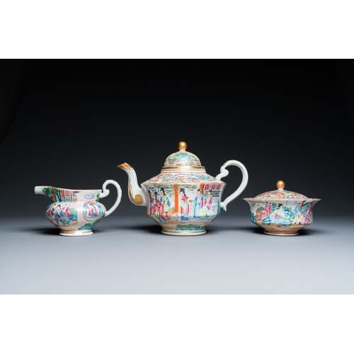 55 - A Chinese Canton famille rose 24-piece tea service, 19th C.H.: 19 cm - L.: 28 cm (the teapot)Dia.: 1... 