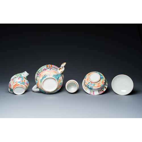 55 - A Chinese Canton famille rose 24-piece tea service, 19th C.H.: 19 cm - L.: 28 cm (the teapot)Dia.: 1... 