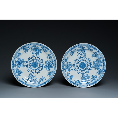 56 - A Chinese blue and white dish and ten plates, 19th C.Dia.: 36,5 cm (the largest)