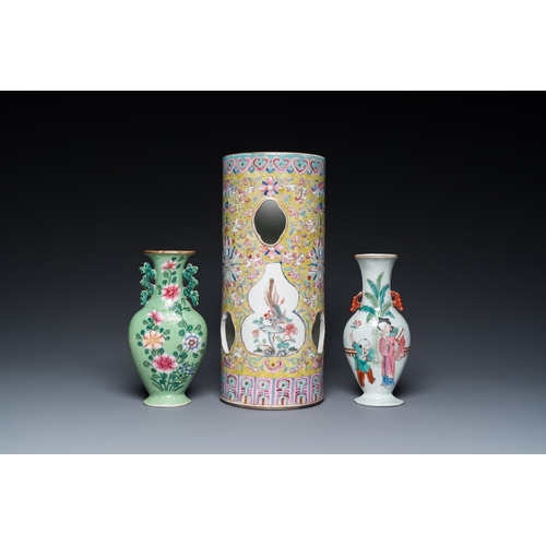 61 - A Chinese reticulated famille rose hat stand and two wall pocket vases, 19/20th C.H.: 28,5 cm (the h... 