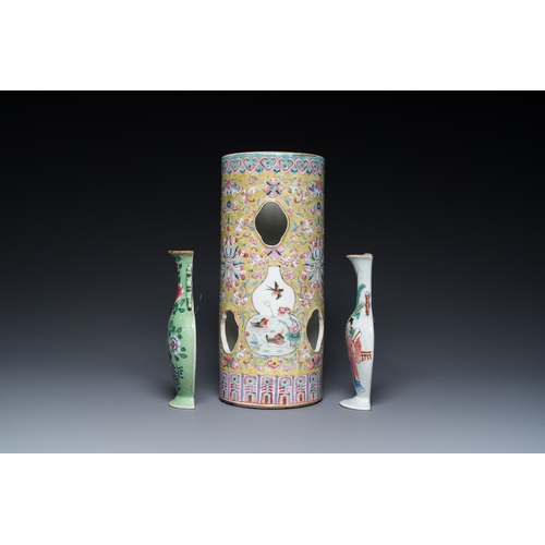 61 - A Chinese reticulated famille rose hat stand and two wall pocket vases, 19/20th C.H.: 28,5 cm (the h... 