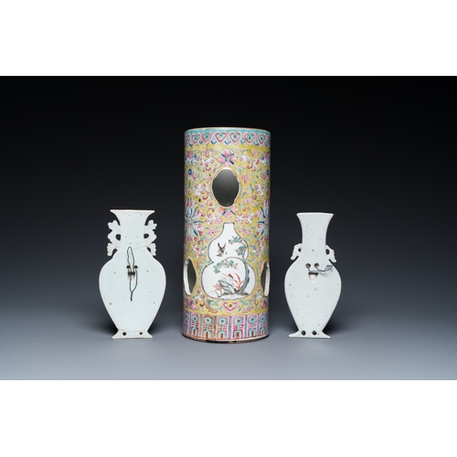 61 - A Chinese reticulated famille rose hat stand and two wall pocket vases, 19/20th C.H.: 28,5 cm (the h... 