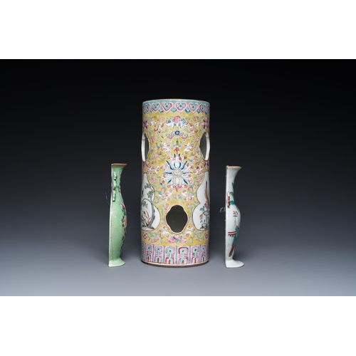 61 - A Chinese reticulated famille rose hat stand and two wall pocket vases, 19/20th C.H.: 28,5 cm (the h... 