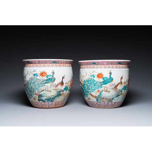 68 - A Chinese famille rose 'hu vase' and a pair of fish bowls, 20th C.H.: 49,5 cm (the vase)Dia.: 30 cm ... 