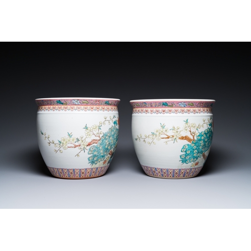 68 - A Chinese famille rose 'hu vase' and a pair of fish bowls, 20th C.H.: 49,5 cm (the vase)Dia.: 30 cm ... 