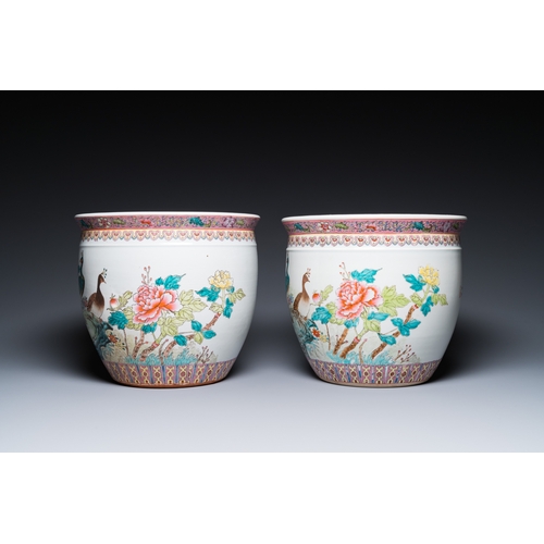 68 - A Chinese famille rose 'hu vase' and a pair of fish bowls, 20th C.H.: 49,5 cm (the vase)Dia.: 30 cm ... 