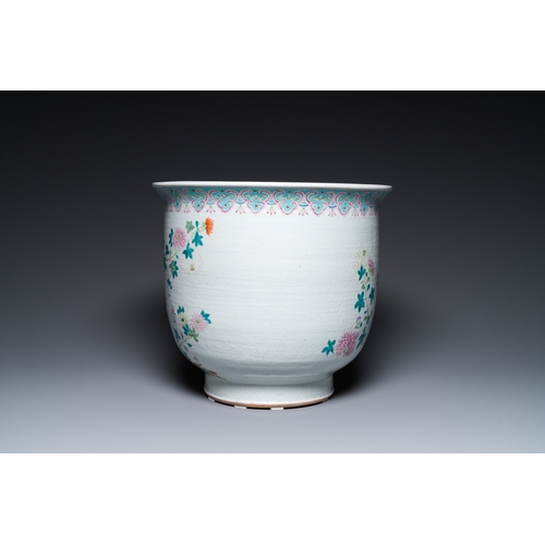 76 - A Chinese famille rose jardiniere and a vase, 19th C.H.: 62 cm (the vase)Dia.: 40 cm - H.: 36 cm (th... 