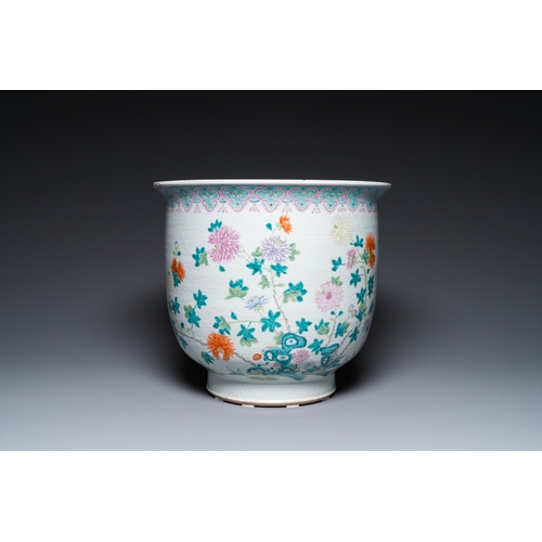 76 - A Chinese famille rose jardiniere and a vase, 19th C.H.: 62 cm (the vase)Dia.: 40 cm - H.: 36 cm (th... 