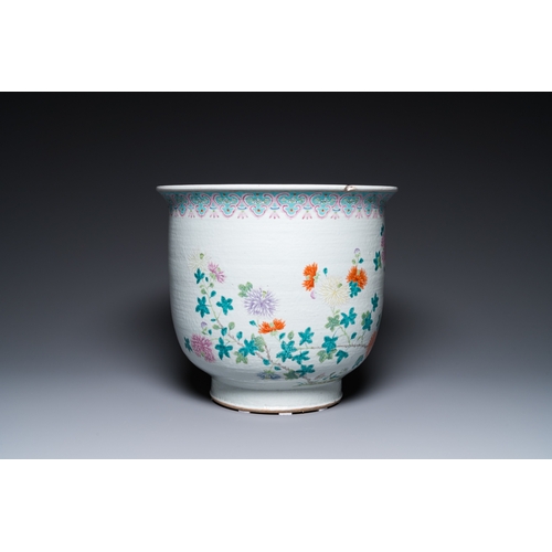 76 - A Chinese famille rose jardiniere and a vase, 19th C.H.: 62 cm (the vase)Dia.: 40 cm - H.: 36 cm (th... 