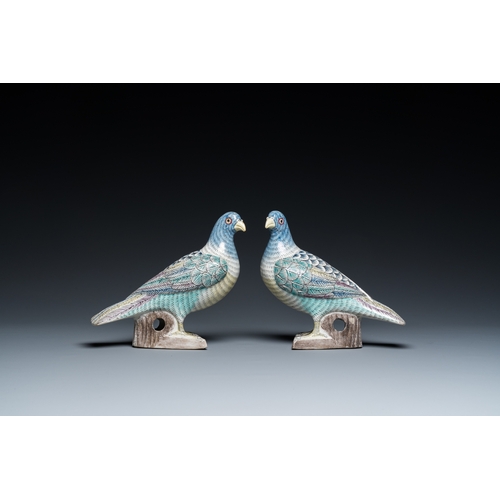 79 - A pair of Chinese verte biscuit pigeons, 19/20th C.H.: 16,5 cm - L.: 17,5 cm