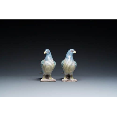 79 - A pair of Chinese verte biscuit pigeons, 19/20th C.H.: 16,5 cm - L.: 17,5 cm