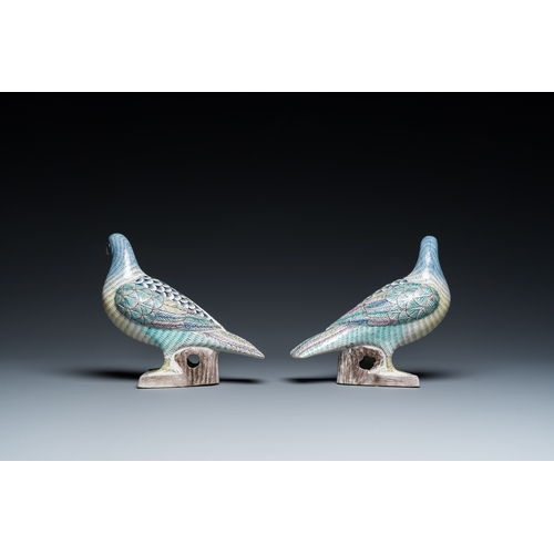 79 - A pair of Chinese verte biscuit pigeons, 19/20th C.H.: 16,5 cm - L.: 17,5 cm