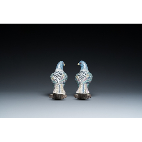 79 - A pair of Chinese verte biscuit pigeons, 19/20th C.H.: 16,5 cm - L.: 17,5 cm