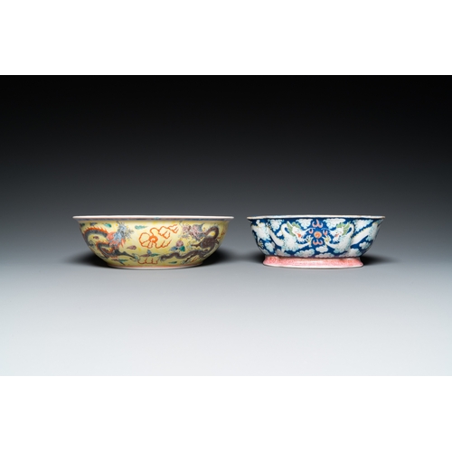 8 - Two Chinese famille rose 'dragon' bowls and a vase with floral design, 19/20th C.H.: 21 cm (the vase... 