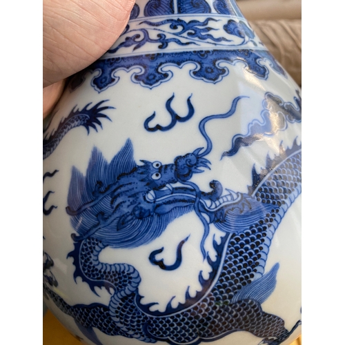 80 - A Chinese blue and white 'yuhuchunping' 'dragon' vase on wooden stand, Qianlong mark, 19/20th C.H.: ... 