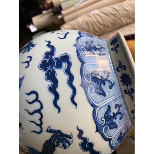 80 - A Chinese blue and white 'yuhuchunping' 'dragon' vase on wooden stand, Qianlong mark, 19/20th C.H.: ... 