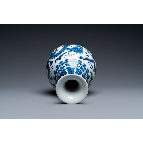 80 - A Chinese blue and white 'yuhuchunping' 'dragon' vase on wooden stand, Qianlong mark, 19/20th C.H.: ... 