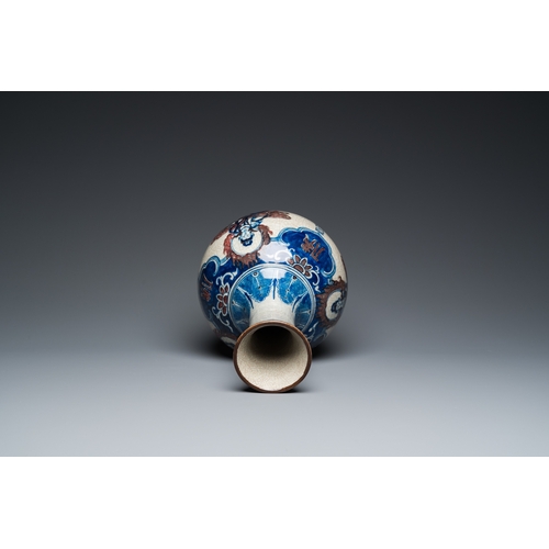 81 - A Chinese blue, white and copper-red Nanking bottle vase, Yongzheng mark, 19/20th C.H.: 42,5 cm... 