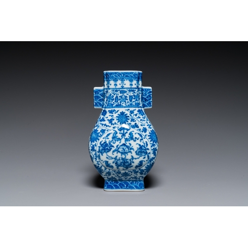 82 - A Chinese blue and white 'fanghu' vase with lotus scrolls, Qianlong mark, 19/20th C.H.: 21,5 cm... 