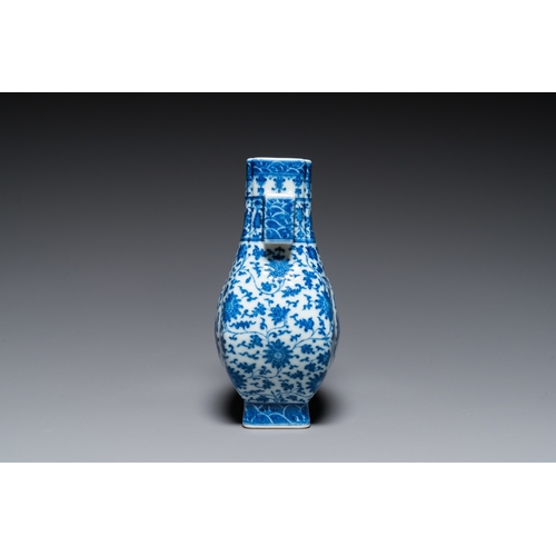 82 - A Chinese blue and white 'fanghu' vase with lotus scrolls, Qianlong mark, 19/20th C.H.: 21,5 cm... 