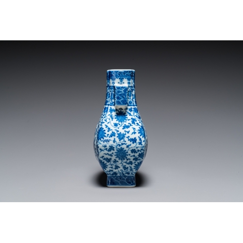 82 - A Chinese blue and white 'fanghu' vase with lotus scrolls, Qianlong mark, 19/20th C.H.: 21,5 cm... 