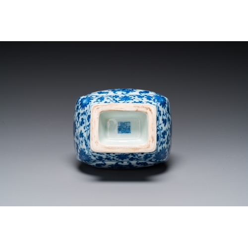 82 - A Chinese blue and white 'fanghu' vase with lotus scrolls, Qianlong mark, 19/20th C.H.: 21,5 cm... 