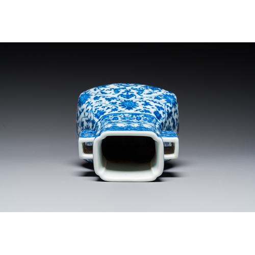 82 - A Chinese blue and white 'fanghu' vase with lotus scrolls, Qianlong mark, 19/20th C.H.: 21,5 cm... 