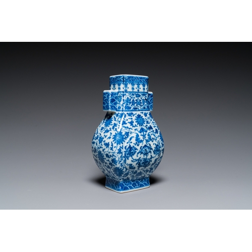 82 - A Chinese blue and white 'fanghu' vase with lotus scrolls, Qianlong mark, 19/20th C.H.: 21,5 cm... 