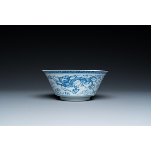 87 - A Chinese blue and white 'dragon' bowl, Yongzheng mark, 19/20th C.Dia.: 16 cm - H.: 7 cm... 