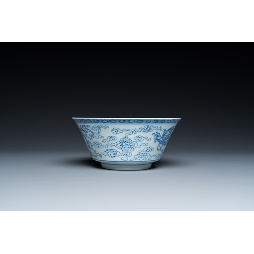 87 - A Chinese blue and white 'dragon' bowl, Yongzheng mark, 19/20th C.Dia.: 16 cm - H.: 7 cm... 