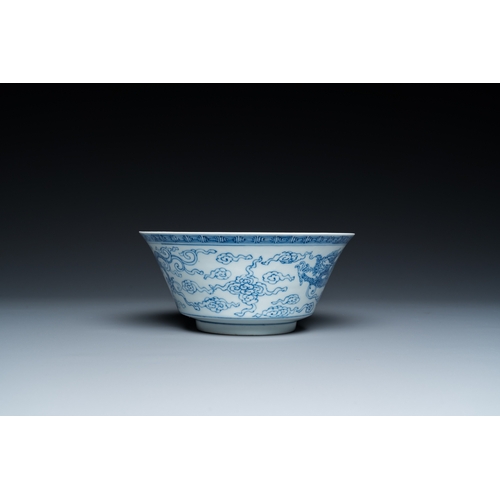 87 - A Chinese blue and white 'dragon' bowl, Yongzheng mark, 19/20th C.Dia.: 16 cm - H.: 7 cm... 