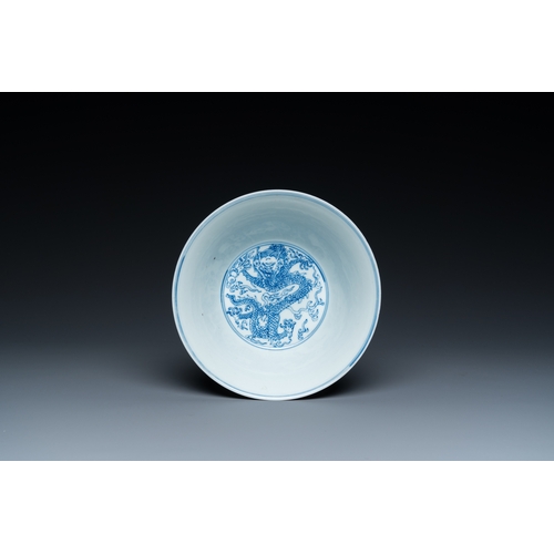 87 - A Chinese blue and white 'dragon' bowl, Yongzheng mark, 19/20th C.Dia.: 16 cm - H.: 7 cm... 