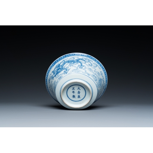 87 - A Chinese blue and white 'dragon' bowl, Yongzheng mark, 19/20th C.Dia.: 16 cm - H.: 7 cm... 