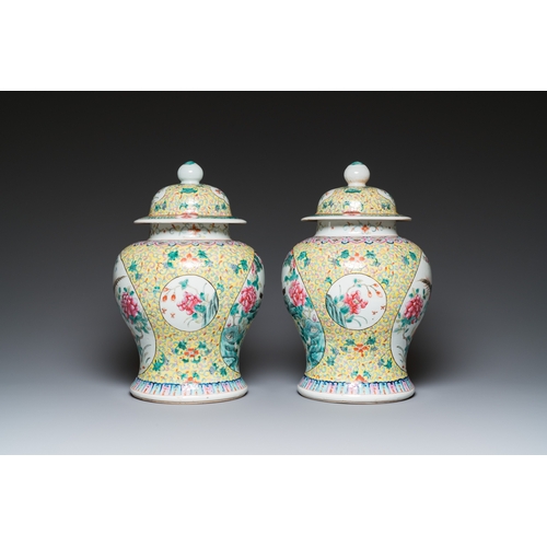 9 - A pair of Chinese famille rose covered vases and a jardiniere, 19/20th C.H.: 41,5 cm (incl. stand) -... 