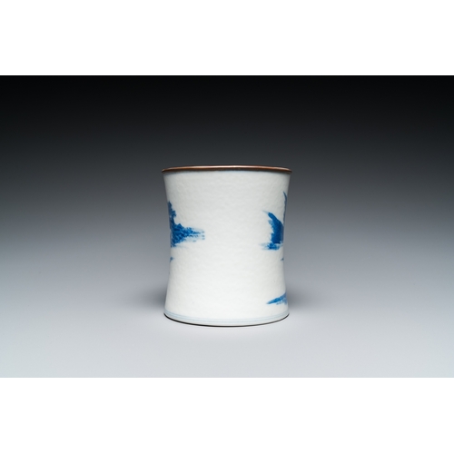 91 - A Chinese blue and white brush pot, Kangxi mark, 19th C.H.: 13,5 cm - Dia.: 12,5 cm