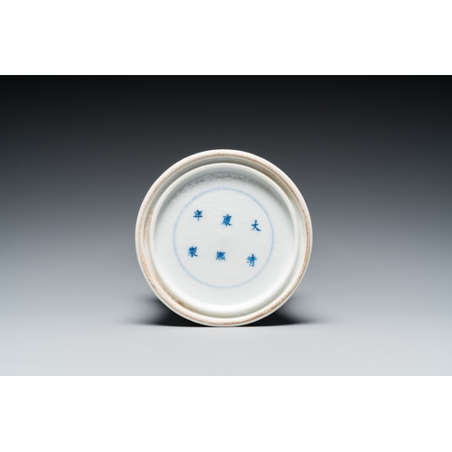 91 - A Chinese blue and white brush pot, Kangxi mark, 19th C.H.: 13,5 cm - Dia.: 12,5 cm