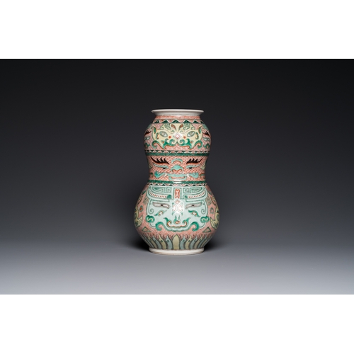 92 - A Chinese famille verte vase with taotie masks, Xuande mark, 19th C.H.: 30 cm