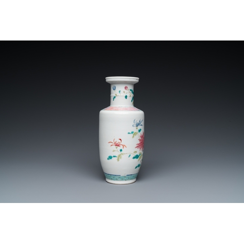 94 - A Chinese famille rose rouleau vase, Daoguang mark, 19th C.H.: 22,5 cm
 
 Condition: (UV-checked)- S... 