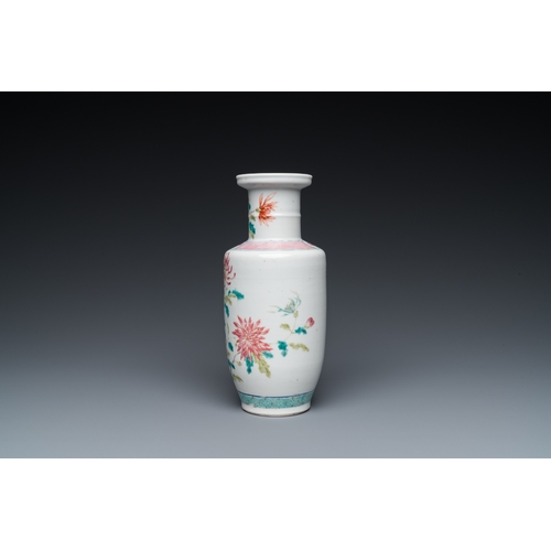 94 - A Chinese famille rose rouleau vase, Daoguang mark, 19th C.H.: 22,5 cm
 
 Condition: (UV-checked)- S... 