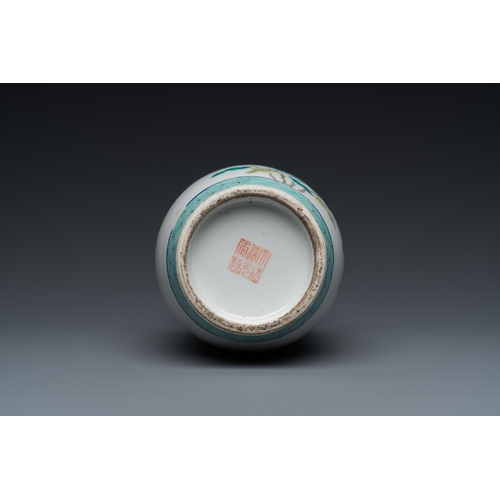 94 - A Chinese famille rose rouleau vase, Daoguang mark, 19th C.H.: 22,5 cm
 
 Condition: (UV-checked)- S... 