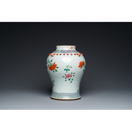 96 - A Chinese famille rose vase with wooden cover, 19th C.H.: 34,5 cm (the vase)
 
 H.: 42,5 cm (incl. c... 