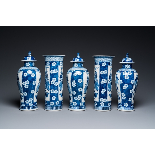 97 - A Chinese blue and white five-vase garniture, Kangxi mark, 19th C.H.: 27 cm (the tallest)... 