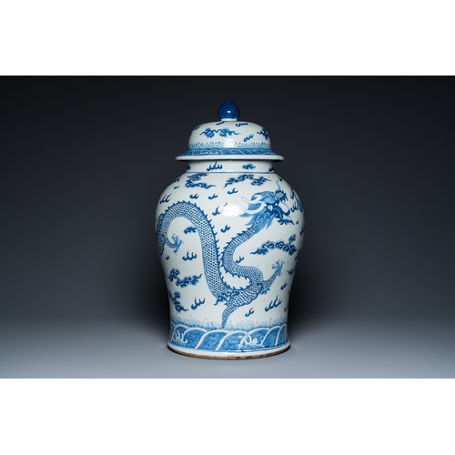 101 - A large Chinese blue and white 'dragons' vase and cover, 19th C.H.: 63 cm