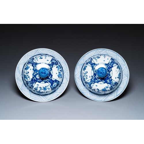 104 - An exceptionally large pair of Chinese blue and white vases and covers, 19/20th C.H.: 79 cm
 
 Prove... 